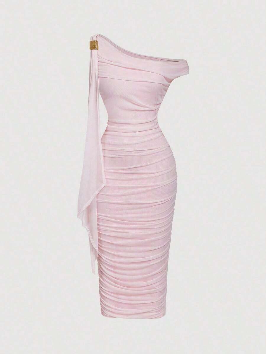 Vestido de longitud media con hombro asimétrico ajustado, fruncido y decoración de hebilla metálica para mujer - Rosa Pálido - Ver 1