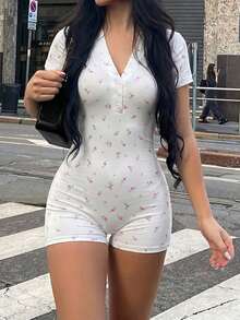 Mono de verano francés sexy con escote en V profundo y estampado floral diminuto, versátil, con ajuste que realza la figura, elegante para vacaciones en blanco - Blanco - Ver 1