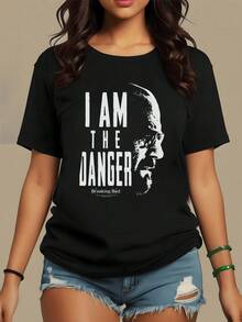 Figura sombría que representa la fuerza interior y la determinación frente al riesgo transmitiendo poder y confianza perfecta para quienes desafían los límites camiseta de mujer moderna - Negro - Ver 1