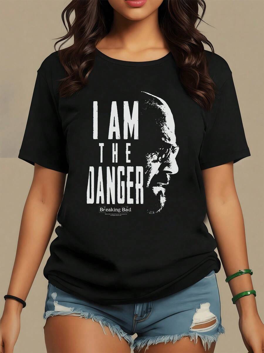 Figura sombría que representa la fuerza interior y la determinación frente al riesgo transmitiendo poder y confianza perfecta para quienes desafían los límites camiseta de mujer moderna - Negro - Ver 1