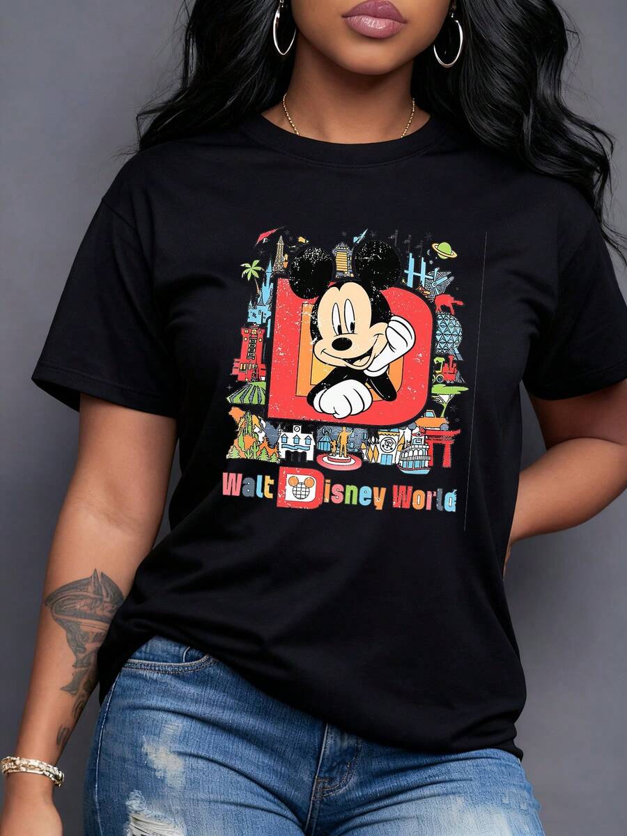 Figura colorida de personaje clásico sonriente rodeado de edificios icónicos y paisajes alegres que evocan diversión y aventuras en parques mágicos camiseta de mujer casual de manga corta cómoda y moderna - Negro - Ver 1