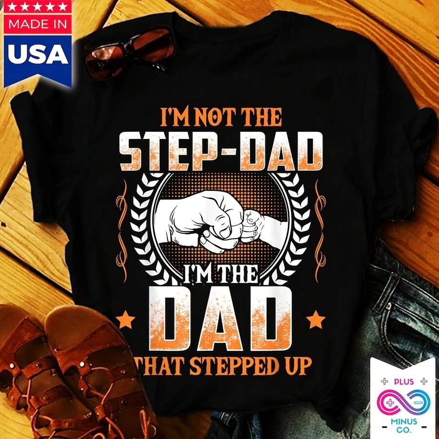 Bonus Dad T-Shirt, Stepped Up Father's Day Gift220g heavyweight 100% cotton T-shirt. Butterfly print. Unisex sizing. Round neck inspirational T-shirt. Cute and beautiful Y2K-inspired summer top, perfect for the outdoors, home, work, or street wear. Casual, loose-fitting everyday T-shirt. - Negro - Ver 1