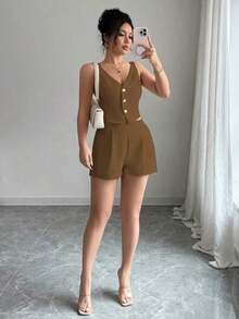 Conjunto de 2 piezas para mujer compuesto por blusa top con abertura y botones delanteros en color liso estilo minimalista y casual + pantalones cortos - Marrón - Ver 8