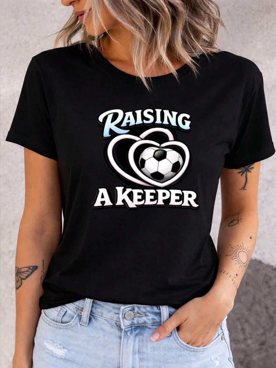 Camiseta para Mamá Futbolista, con diseño de "Porteros Cariñosos" con motivos de corazón y balón de fútbol, ajuste cómodo, adecuada para uso casual y días de juego, lavable a máquina, un regalo perfecto para entusiastas del fútbol. GHLP - Negro - Ver 1
