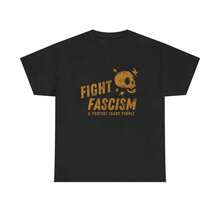 Lucha contra el fascismo, protege a las personas trans, defiende la igualdad, protege a los niños trans, derechos de los trans, camiseta de derechos de los trans, camiseta antifascista, resistencia al antifascismo. - Negro - Ver 8