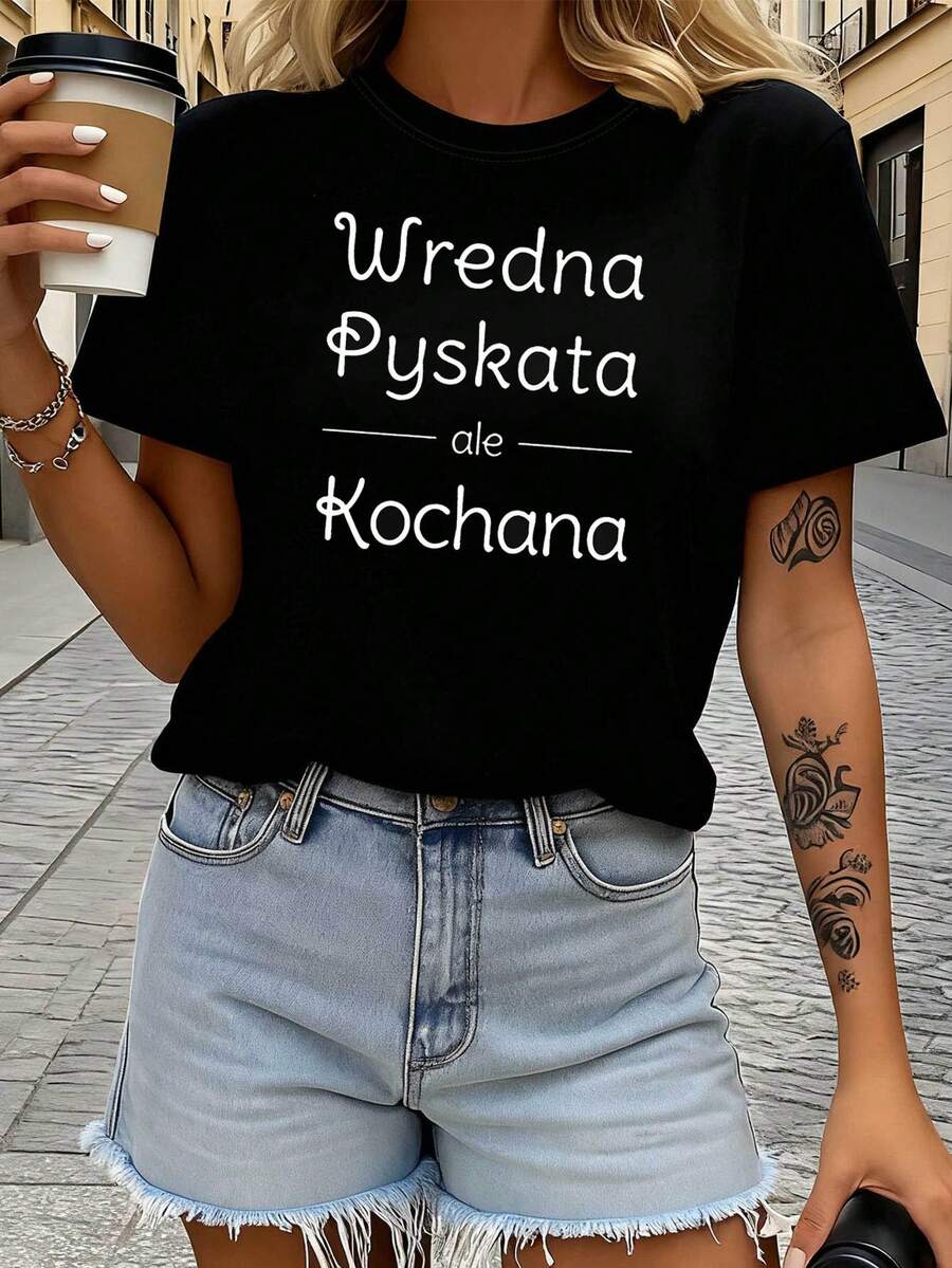 Camiseta de mujer con cuello redondo y estampado con la frase "Wredna Pyskata ale Kochana" (Lengua Venenosa pero Amada), decorada con texto divertido, de manga corta informal, estilo peculiar y personalidad, ideal para uso diario - Camiseta unisex de algodón holgada de manga corta y cuello redondo, estilo vintage urbano. - Negro - Ver 1