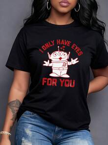 Alien tierno de tres ojos expresando amor con corazones simboliza afecto sincero y humor galáctico camiseta para mujer blanca moderna y cómoda para uso diario - Negro - Ver 6