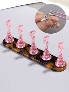 Conjunto de 1 placa magnética para prática de unhas, que resolve problemas como deslizamento da placa de unha, ângulo de visão limitado para pintura à mão, fixação inconveniente de acessórios e baixa eficiência para criação de diversos estilos. O suporte para placa de unha em formato de peça de xadrez fixa firmemente as placas, possui base antiderrapante e design com 5 encaixes que permite fixar várias placas de unha simultaneamente, sendo ideal para iniciantes na prática de nail art, coloração de unhas e criação de designs. - Multicolorido - Ver 6