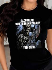 Calavera con mirada desafiante rodeada de sombras azules que representa humor sarcástico y energía rebelde con texto divertido camiseta de mujer casual moderna para llevar con actitud y estilo urbano - Negro - Ver 8
