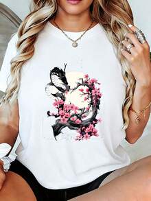 Camiseta gráfica artística de grulla y flor de cerezo con tinta lav para mujer - Camiseta blanca de gran tamaño con peinado ondulado rubio, top casual de verano transpirable con estética de joyería dor en capas, regalo perfecto para amantes de la leza y entusiastas de la moda - Blanco - Ver 2