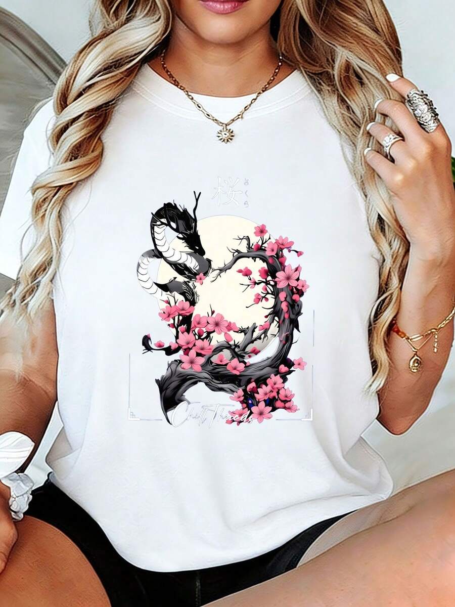 Camiseta gráfica artística de grulla y flor de cerezo con tinta lav para mujer - Camiseta blanca de gran tamaño con peinado ondulado rubio, top casual de verano transpirable con estética de joyería dor en capas, regalo perfecto para amantes de la leza y entusiastas de la moda