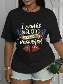 Camiseta de algodón suave para mujer, de manga corta y cuello redondo, con la impresión de las palabras "Busco al Señor, y el Señor me escucha y responde." Esta prenda con un toque de humor y estilo pop es de corte holgado, adecuada para el uso diario y la moda de redes sociales. Es lavable a máquina y apta para cualquier temporada. - Negro - Ver 12
