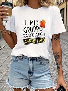 Camiseta casual versátil para mujer, hecha de puro algodón para una comodidad excepcional, diseño sencillo para un estilo diario sin esfuerzo. Texto impreso en italiano: "IL MIO GRUPPO SANGUIGNO È A-PERITIVO" (Mi tipo de sangre es un aperitivo. Camiseta de manga corta con cuello redondo para primavera/verano. - Blanco - Ver 1