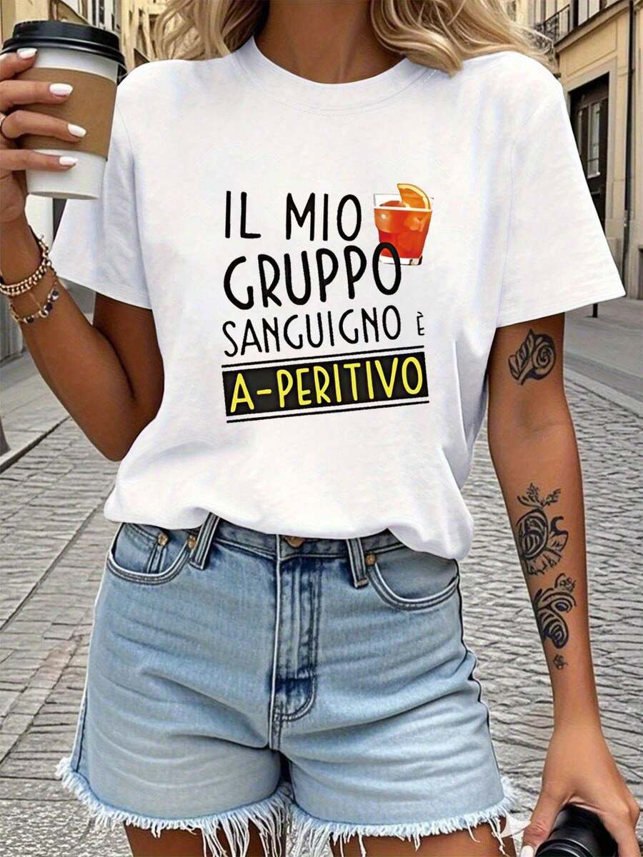 Camiseta casual versátil para mujer, hecha de puro algodón para una comodidad excepcional, diseño sencillo para un estilo diario sin esfuerzo. Texto impreso en italiano: "IL MIO GRUPPO SANGUIGNO È A-PERITIVO" (Mi tipo de sangre es un aperitivo. Camiseta de manga corta con cuello redondo para primavera/verano. - Blanco - Ver 1
