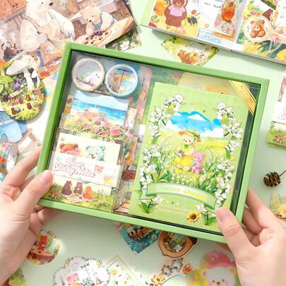 Bộ văn phòng phẩm chủ đề gấu dễ thương, bao gồm sổ tay, sticker, vật liệu làm album ảnh và hộp quà.