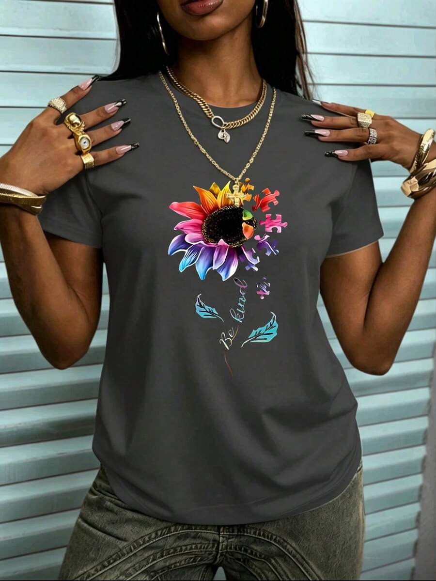 Playera Casual Mujer "Girasol Arcoíris con Piezas de Rompecabezas y 'Be Kind'" - Gris con Estampado Inspirador - Gris Oscuro - Ver 1