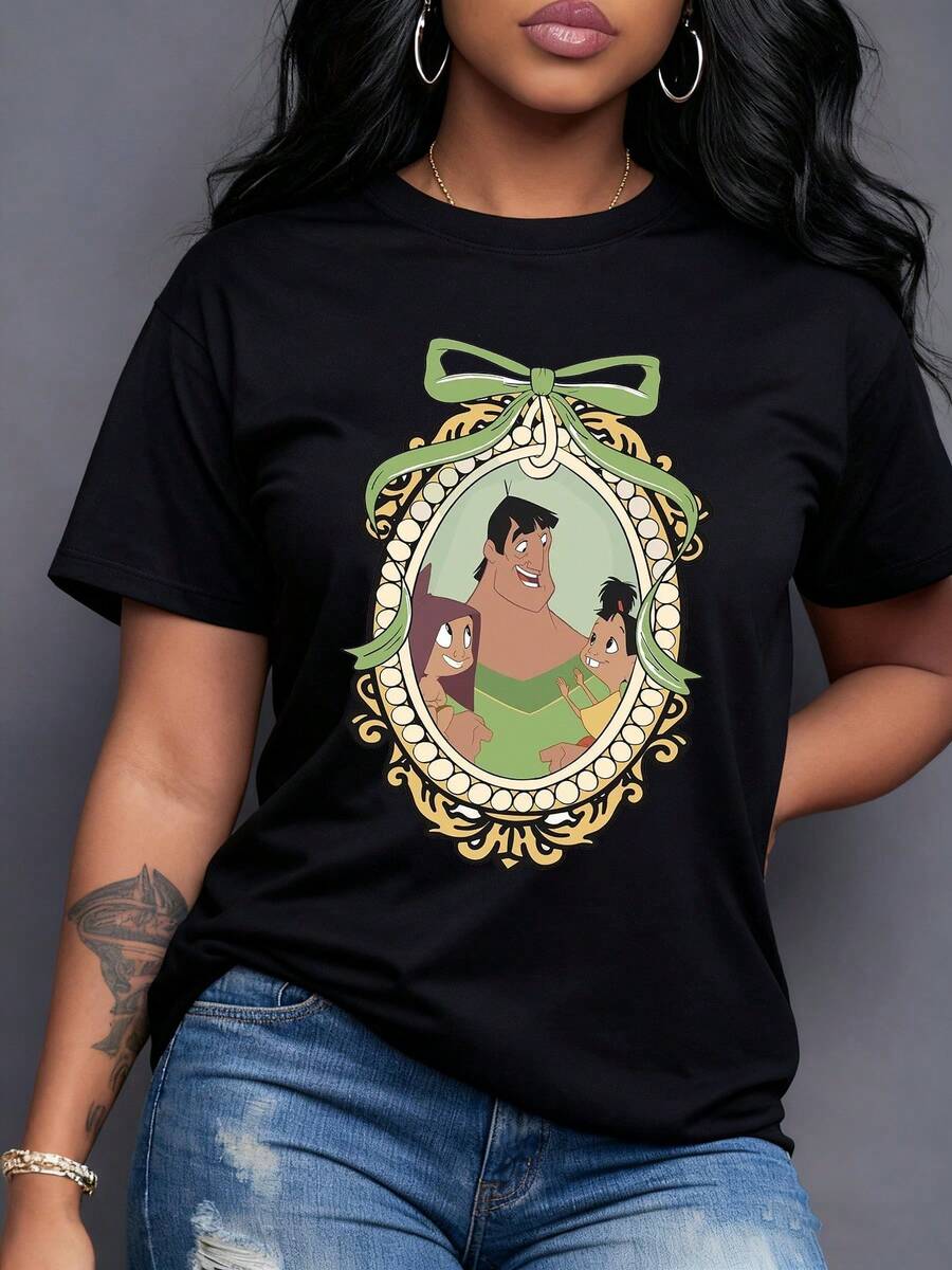 Retrato colorido con marco dorado y lazo verde que simboliza unión y alegría familiar entre amigos sonrientes camiseta para mujer cómoda y moderna - Negro - Ver 1