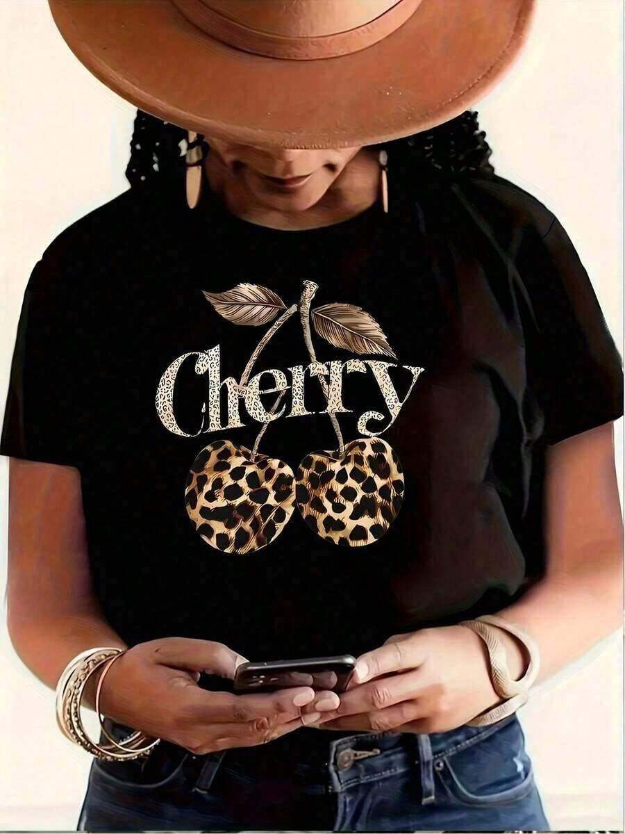 Colección Verano 2026, Camiseta Casual para Mujer - Diseño de Cerezas y Leopardo Naranja Brillante, Top para Uso Diario, Tejido de Poliéster Suave, Lavable a Máquina, Adecuado para Uso Diario y Fiestas, Estilo de Fin de Semana, Diseño Divertido, Camiseta de Manga Corta de Ajuste Cómodo, Imprescindible para Entusiastas de la Moda, Holgada y Cómoda para el Verano, Tallas 3-7XL, Envío Gratuito, En 24 Horas - Negro - Ver 1