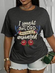 Camiseta de algodón suave para mujer, de manga corta y cuello redondo, con la impresión de las palabras "Busco al Señor, y el Señor me escucha y responde." Esta prenda con un toque de humor y estilo pop es de corte holgado, adecuada para el uso diario y la moda de redes sociales. Es lavable a máquina y apta para cualquier temporada. - Negro - Ver 9