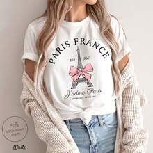 Paris Shirt, Eiffel Tower  France T-shirt, Pink Coquette Tee, Uni220g heavyweight 100% cotton T-shirt. Butterfly print. Unisex sizing. Round neck inspirational T-shirt. Cute and beautiful Y2K-inspired summer top, perfect for the outdoors, home, work, or street wear. Casual, loose-fitting everyday T-shirt. - Blanco - Ver 1