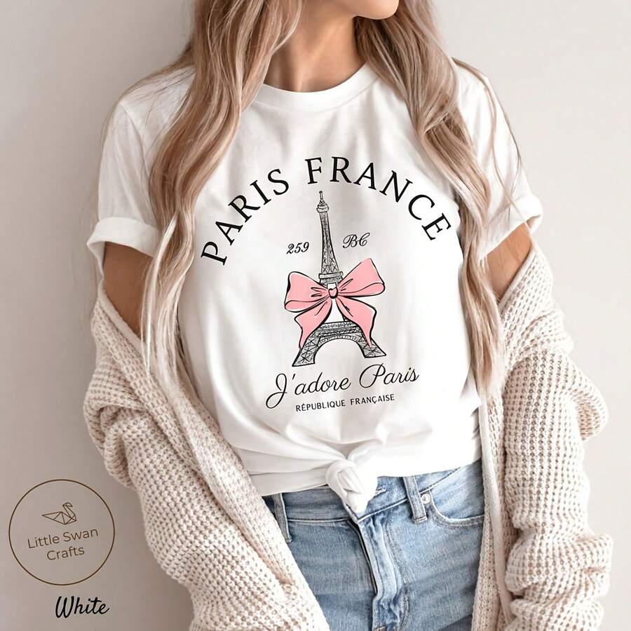 Paris Shirt, Eiffel Tower  France T-shirt, Pink Coquette Tee, Uni220g heavyweight 100% cotton T-shirt. Butterfly print. Unisex sizing. Round neck inspirational T-shirt. Cute and beautiful Y2K-inspired summer top, perfect for the outdoors, home, work, or street wear. Casual, loose-fitting everyday T-shirt. - Blanco - Ver 1