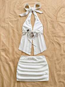 Conjunto de top de tirantes con cuello de corbata y espalda descubierta con decoración floral y minifalda, de tela texturizada blanca, para vacaciones, playa, estilo bohemio - Blanco - Ver 2