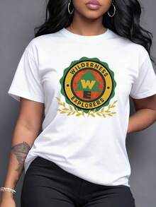 Símbolo circular con árbol verde y letras que evocan aventura, exploración y conexión natural inspirando libertad en paisajes salvajes camiseta para mujer cómoda y moderna - Blanco - Ver 1