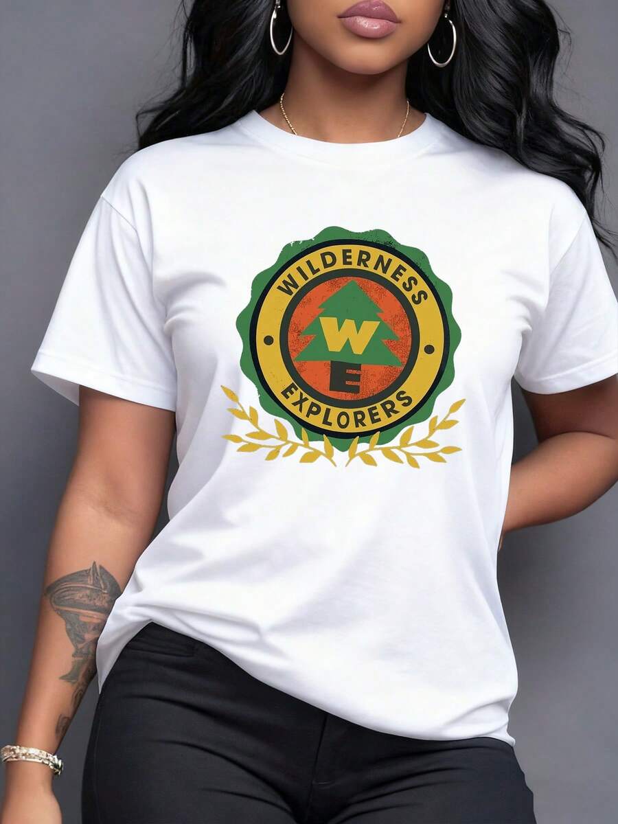 Símbolo circular con árbol verde y letras que evocan aventura, exploración y conexión natural inspirando libertad en paisajes salvajes camiseta para mujer cómoda y moderna - Blanco - Ver 1