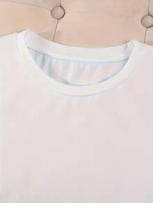 Una camiseta de manga corta con un diseño divertido que se alinea con las preferencias culturales en línea de los grupos más jóvenes.Combina bien con pantalones cortos estilo Y y zapatillas deportivas, transmitiendo un estilo relajado y divertido.Camiseta Y2k - Negro - Ver 4