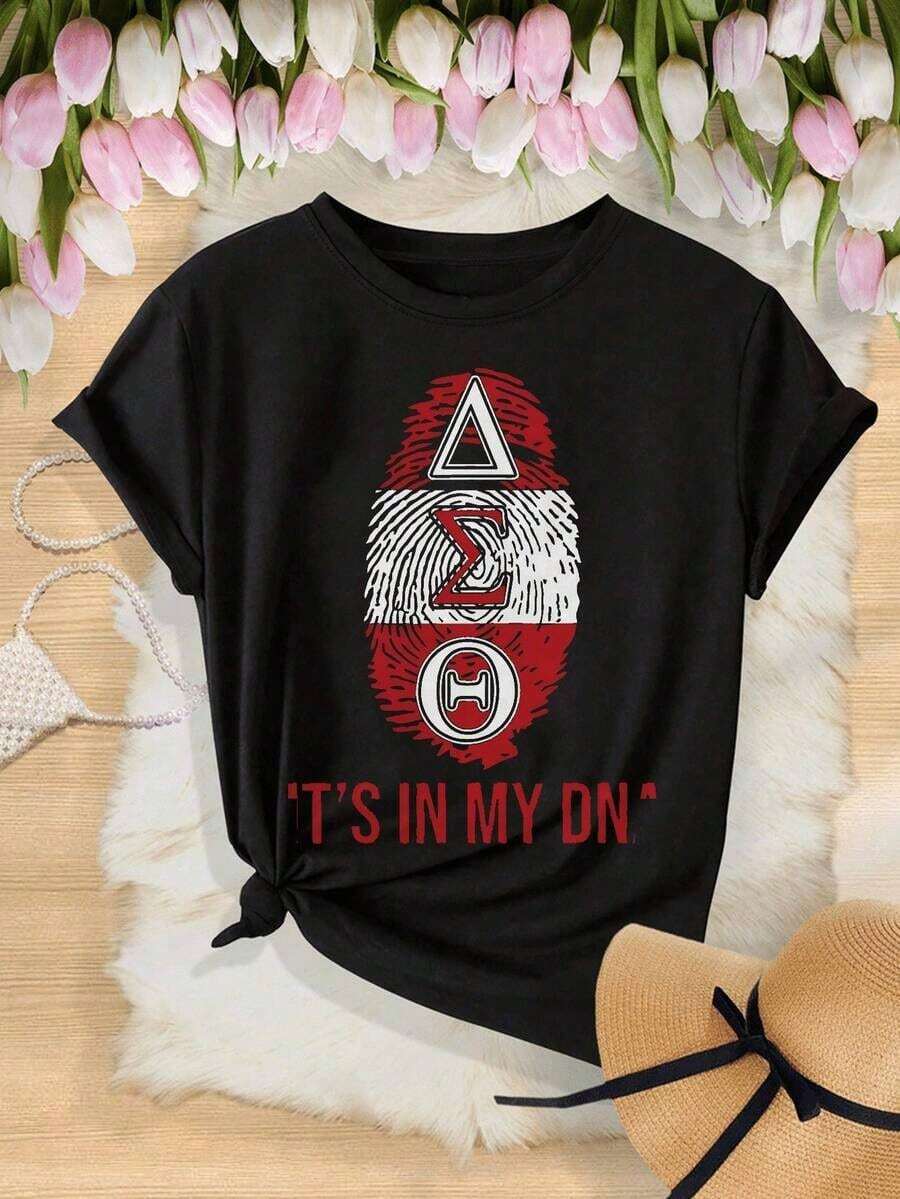 Una vibrante y casual camiseta de mujer con el logotipo de una hermandad universitaria, asociada con la organización de la orden griega Delta Sigma Theta, que representa la vida universitaria, la hermandad y la Divina Nueve. Incluye ropa de Pascua para mujer, conjuntos de regalo para el Día de la Madre, ropa para la Copa del Mundo, ropa para fiestas de fútbol, ropa para días de juego, camiseta unisex de fútbol de EE. UU. de corte holgado y conjuntos de verano para mujer. Ropa de verano - Negro - Ver 1