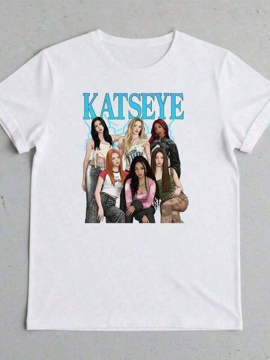 Casual T-shirt med grafiskt tryck, Grafiska bomulls-T-shirts för unga flickor och pojkar, Katseye Music-tröja, Katseye K-Poppoppop grafisk T-shirt, Katseye Gnarly T-shirt, Gabriela-tröja, T-shirt för tonåringar, T-shirts för flickkläder, matchande mor-dotter-kläder, TV-inspirerade presenter till flickor, Kläder för tonårsflickor, T-shirts för flickor, Barnkläder, Presenter till flickor, Nyårspresenter, Storlek 2Y-10Y, S-XXXL, Barnkläder pojkar, Herrkläder, Dam-T-shirt, Perfekt present till Haitisk flaggdag och Världsmiljödagen, Fars dag, Matchande föräldra- och barnkläder, Sista skolagen - Vitt - Visa 1
