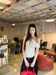 杏色波點女款短袖T恤 夏季新品 熱門設計 時髦韓系不對稱露肩上衣 - 杏色 - 查看 4