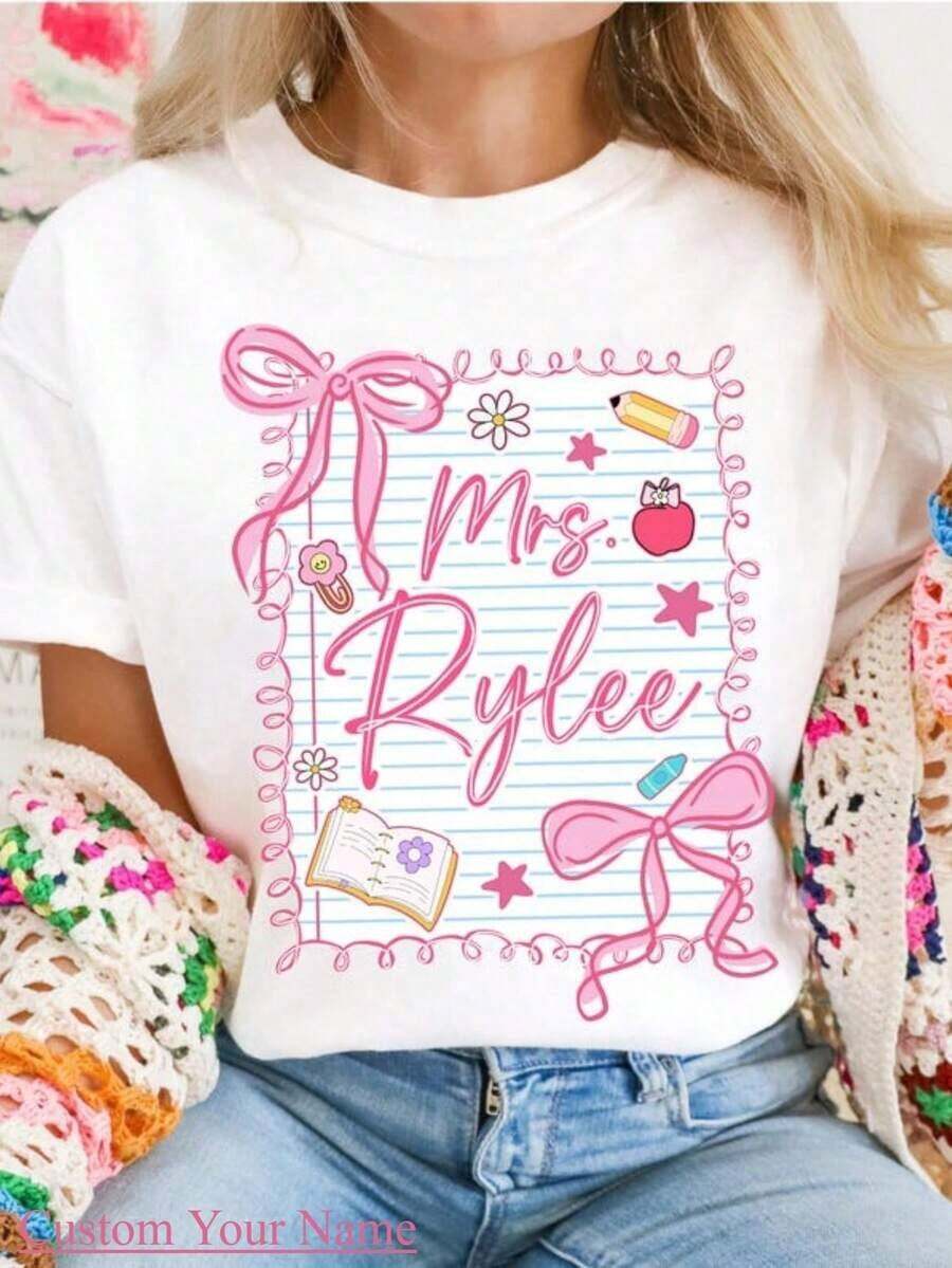 1 camiseta personalizada de maestra estilo coquette, camiseta preppy para el regreso a clases, camiseta de maestra coquette para el primer día de clases, camiseta femenina rosa con lazo estilo coquette, camisetas para el equipo de maestras, regalo personalizable para ella, madre, hija, maestra, enfermera, temporada de juegos, 100% algodón, tallas S-2XL, transpirable y cómoda. - Blanco - Ver 1