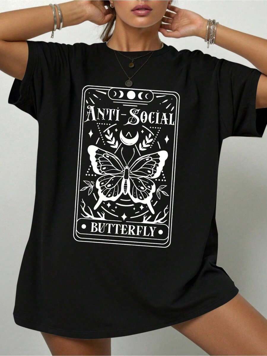 Camiseta Rostro con Gorra Roja, estampado de perfil con gorra de trenzas, estilo urbano minimalista - Negro - Ver 1