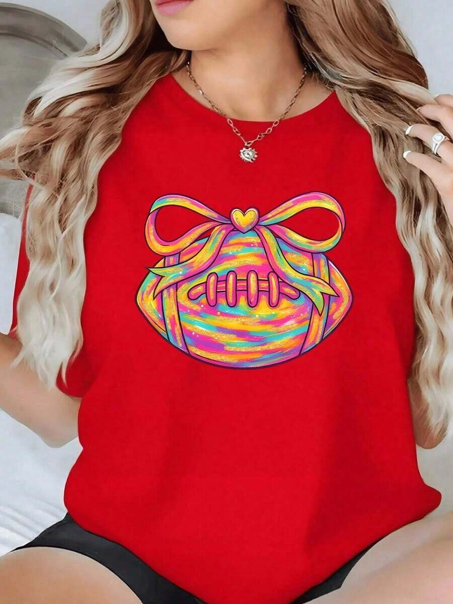 Playera Blanca de Mujer con Gráfico de Fútbol Americano de Colores y Moño Coquette, Camia Aesthetic de Manga Corta con Diseño , Top de Verano Deportivo Chic, Blusa Casual de ModaAdecuado como regalo. playera de mujer. blusas>elegantes. boho chic,Exquisita camiseta estampada de cuello redondo para mujer, ideal para varias estaciones, perfecta para vacaciones, viajes y días festivos. - Rojo - Ver 1