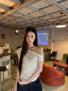 杏色波點女款短袖T恤 夏季新品 熱門設計 時髦韓系不對稱露肩上衣 - 杏色 - 查看 5