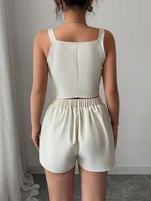 Conjunto de 2 piezas para mujer compuesto por blusa top con abertura y botones delanteros en color liso estilo minimalista y casual + pantalones cortos - Albaricoque - Ver 2
