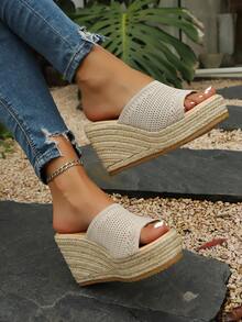 Chinelo feminino de plataforma com sola grossa, modelo Primavera/Verão 2026. Confortável, respirável e ideal para praia, festas, eventos punk, férias e moda avant-garde. Perfeito para o dia a dia, férias, casamentos, viagens a trabalho, eventos corporativos, festivais, férias, festas universitárias e para o escritório. - Bege - Ver 2