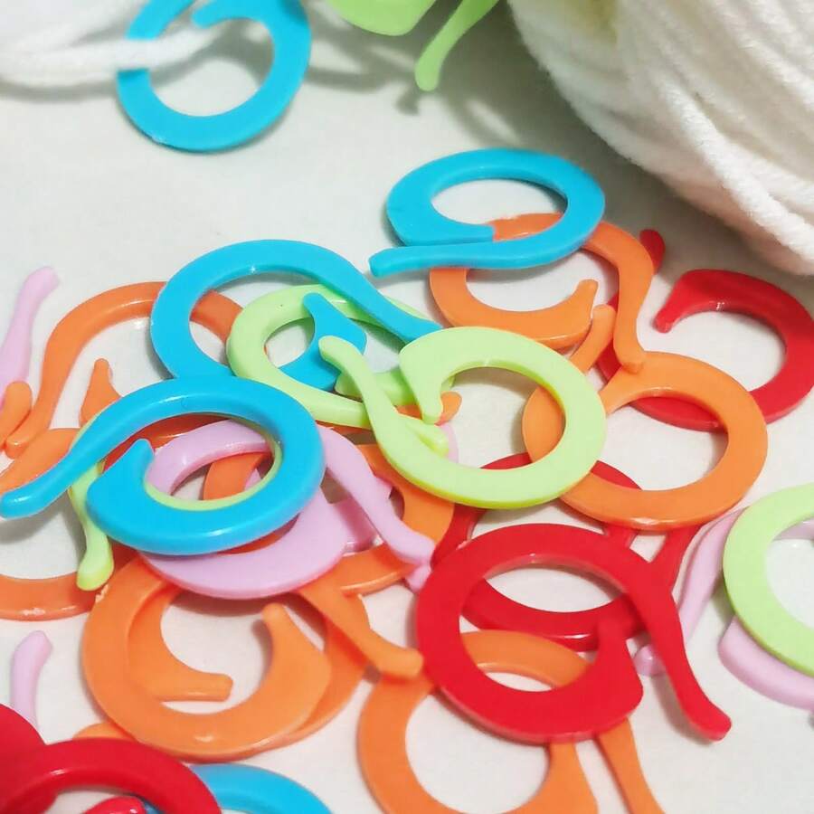 10 piezas Marcadores de punto tejidos de color aleatorio con extremo abierto | Contadores de filas con cierre de coma compatibles con agujas de tejer y ganchillos de crochet | Suministros esenciales para bordado, scrapbooking y todos los niveles de habilidad, desde principiantes hasta creadores avanzados - Hebilla de marcado grande - Ver 1