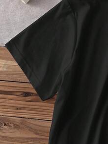 This Women's Basic Short-Sleeved T-Shirt Features The Phrase "Overexcited" And Is Comfortable, Breathable, Soft, And Lightweight. Its Simple, Casual Style Makes It Ideal For Everyday Wear And Outdoor Activities. - 黑色 - 查看 5