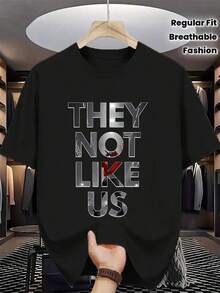 Camiseta Casual con Estampado Gráfico para Hombre - Estampado "They Not Like Us", Cuello Redondo, Manga Corta, Tejido de Algodón Transpirable, Ligeramente Elástica, Top de Moda de Verano, Corte Regular, Camiseta de Verano para Vacaciones, Ropa de Mujer NZPK - Negro - Ver 1