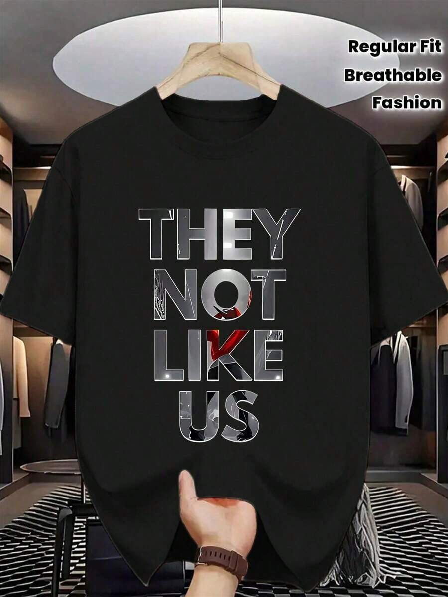 Camiseta Casual con Estampado Gráfico para Hombre - Estampado "They Not Like Us", Cuello Redondo, Manga Corta, Tejido de Algodón Transpirable, Ligeramente Elástica, Top de Moda de Verano, Corte Regular, Camiseta de Verano para Vacaciones, Ropa de Mujer NZPK - Negro - Ver 1