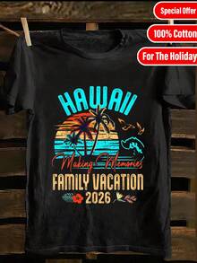 Camiseta negra con un vibrante diseño tropical, caracterizado por palmeras azules, un atardecer y el eslogan "2026: Creando Recuerdos de Vacaciones Familiares", con texto colorido de estilo retro. Hecha de algodón suave y transpirable, es casual, moderna y a la moda. - Negro - Ver 1