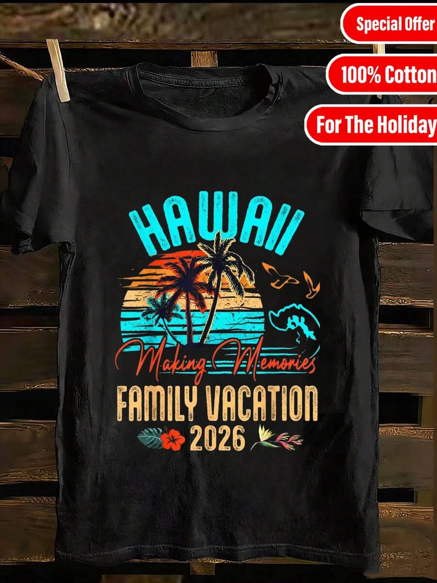 Camiseta negra con un vibrante diseño tropical, caracterizado por palmeras azules, un atardecer y el eslogan "2026: Creando Recuerdos de Vacaciones Familiares", con texto colorido de estilo retro. Hecha de algodón suave y transpirable, es casual, moderna y a la moda. - Negro - Ver 1