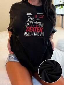 Women's T-Shirt, New Summer 2026 Collection, Casual, Unisex, Short Sleeve. Graphic Inspired By A Mysterious Investigator With A Suspenseful Atmosphere And Red Tones That Symbolize The Duality Between Justice And Darkness In The Human Mind. Women's T-Shirts, 100% Cotton, Comfortable Casual Cut, Ideal For Everyday Wear And Artistic Expression. Comfortable Fabric, Loose Fit, Soft And Breathable. - 黑色 - 查看 10