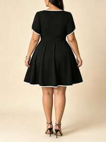 Vestido negro talla grande para mujer con ribete en contraste blanco, cuello cuadrado, manga corta y falda acampanada, ideal para fiestas y uso diario en verano - Negro - Ver 5