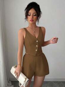 Conjunto de 2 piezas para mujer compuesto por blusa top con abertura y botones delanteros en color liso estilo minimalista y casual + pantalones cortos - Marrón - Ver 6