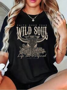 Camiseta "La Fe de una Mujer Supera el Miedo" de Wild Soul Life, diseño de cuello redondo y manga corta, estilo casual, disponible en negro, gris, blanco y rojo intenso, adecuada para la iglesia, la oración y el uso diario. - Negro - Ver 1