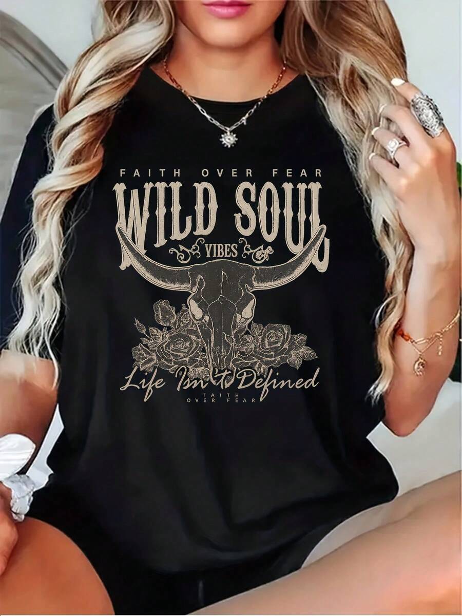 Camiseta "La Fe de una Mujer Supera el Miedo" de Wild Soul Life, diseño de cuello redondo y manga corta, estilo casual, disponible en negro, gris, blanco y rojo intenso, adecuada para la iglesia, la oración y el uso diario. - Negro - Ver 1