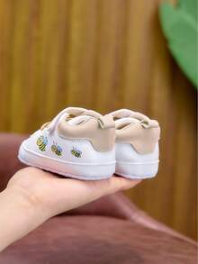 Giày thể thao đế mềm dáng casual cho bé 0-1 tuổi, họa tiết ong thời trang, khóa dán phối màu tương phản, thích hợp mang trong nhà và ngoài trời, mùa xuân và mùa thu. - Màu be - Xem 6